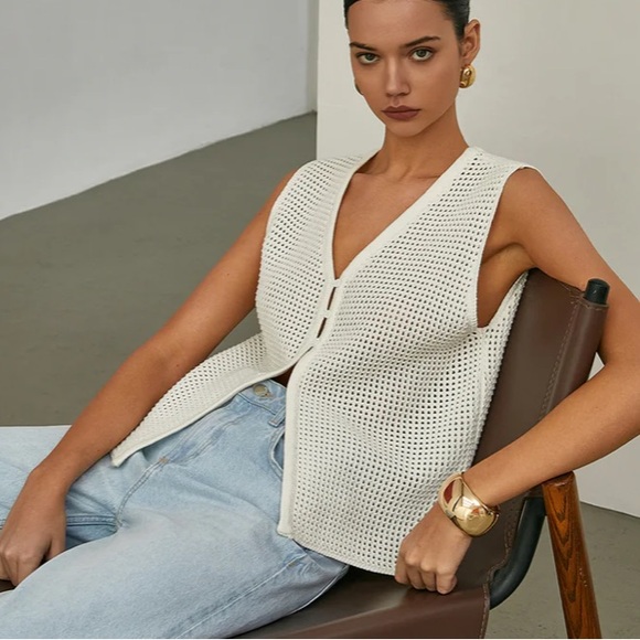 Hollow Sleeveless Knit Cardigan - Picture 2 of 3